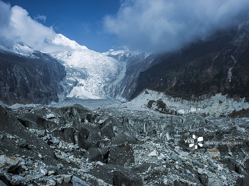四川省甘孜藏族自治州泸定县的海螺沟冰川森林公园，一场绝美的云海景观呈现在眼前图片素材