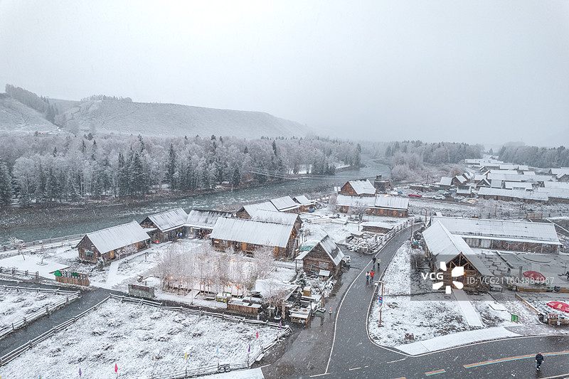 新疆阿勒泰禾木乡 小木屋 雪景航拍图片素材