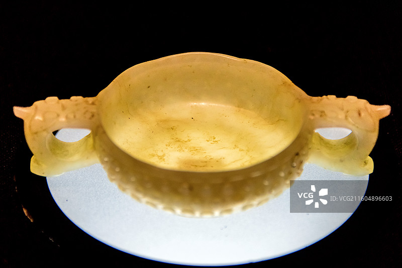 中国广西壮族自治区博物馆馆藏明代白玉双螭耳乳钉纹杯图片素材