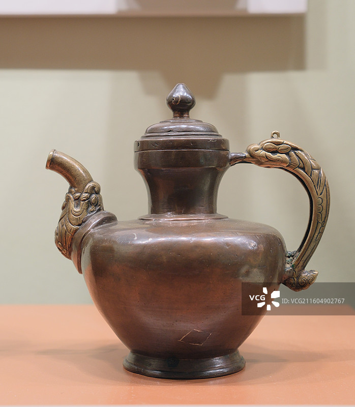 清 龙首铜执壶，鄂尔多斯市博物院藏，上海历史博物馆，鄂尔多斯草原文化展图片素材