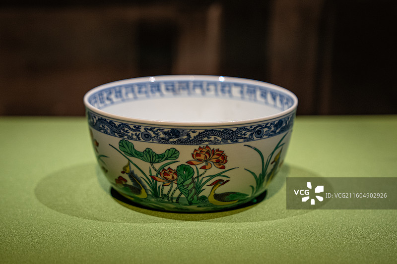 清乾隆斗彩鸳鸯莲池图碗 故宫博物院图片素材