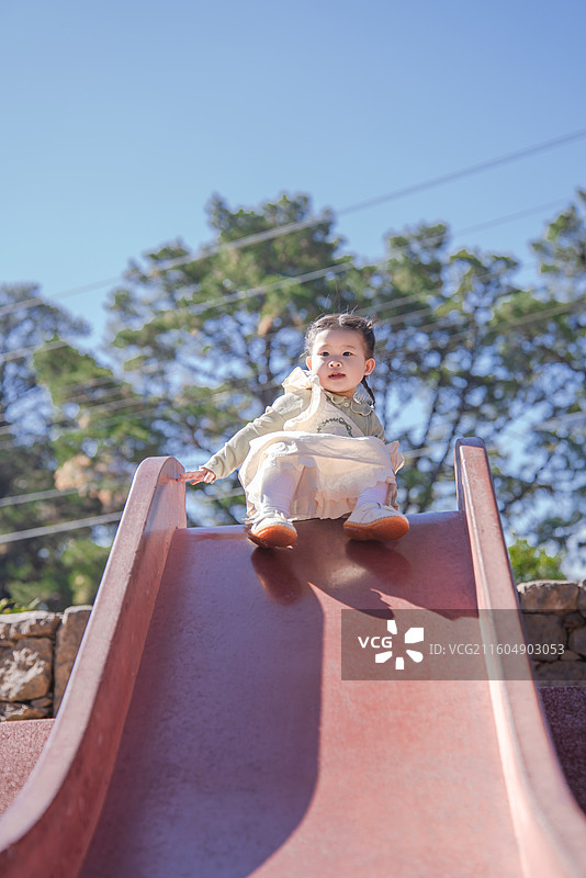 喜欢滑滑梯的可爱女童图片素材