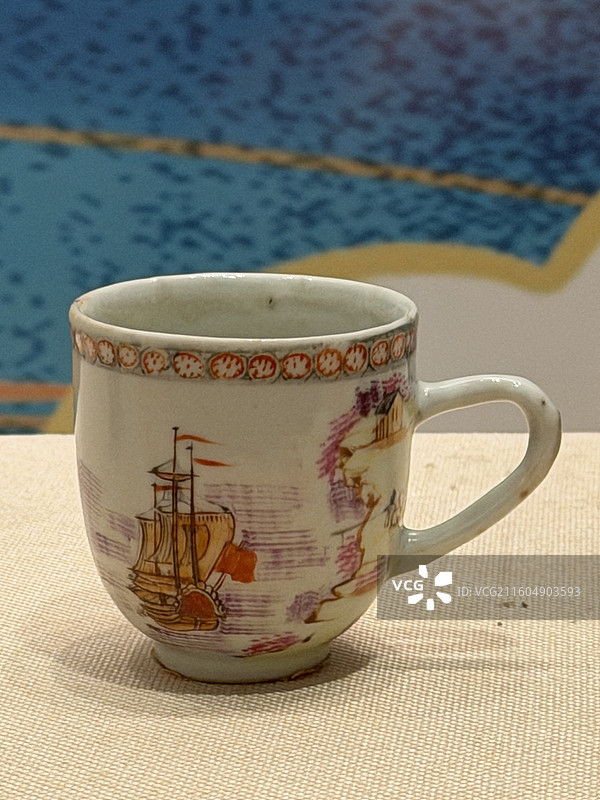 广场帆船图茶杯，清代，越秀区博物馆藏，南粤先贤馆：千年商都的制造密码展图片素材