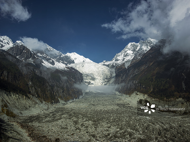 四川省甘孜藏族自治州泸定县的海螺沟冰川森林公园，一场绝美的云海景观呈现在眼前图片素材