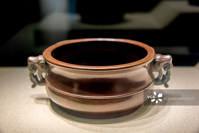 中国广西壮族自治区博物馆馆藏明代铜“大明宣德年制”款兽耳簋式炉图片素材