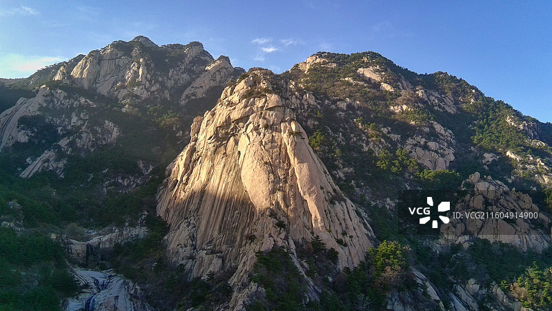航拍视角泰山风景名胜区内的天烛峰图片素材