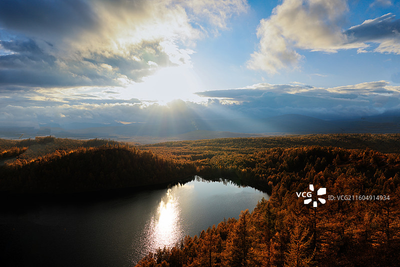 阿尔山驼峰岭天池图片素材