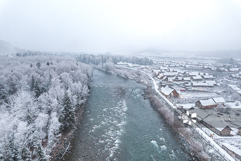 新疆阿勒泰禾木乡 小木屋 雪景航拍图片素材
