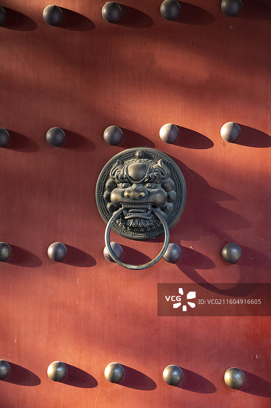 红色中式大门上的门钉和门环图片素材
