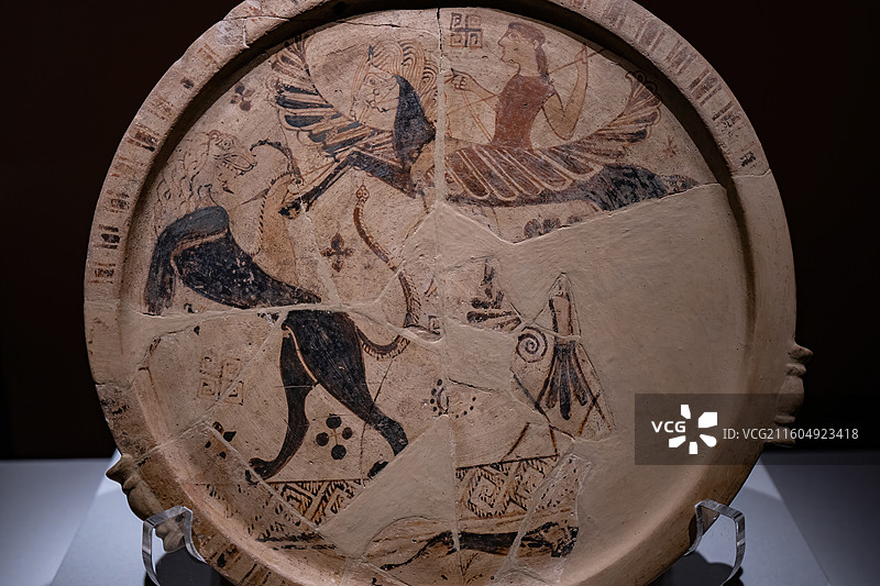 萨索斯考古博物馆藏描绘柏勒洛丰与喀迈拉的五彩韵律的基克拉泽斯陶盘图片素材
