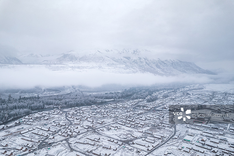 新疆阿勒泰禾木乡 小木屋 雪景航拍图片素材