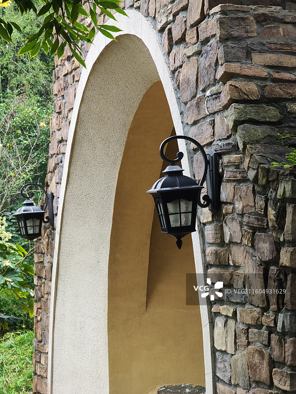 公园里面的欧式庭院风格建筑银杏图片素材