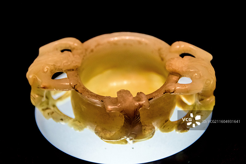 中国广西壮族自治区博物馆馆藏明代白玉双螭耳杯图片素材