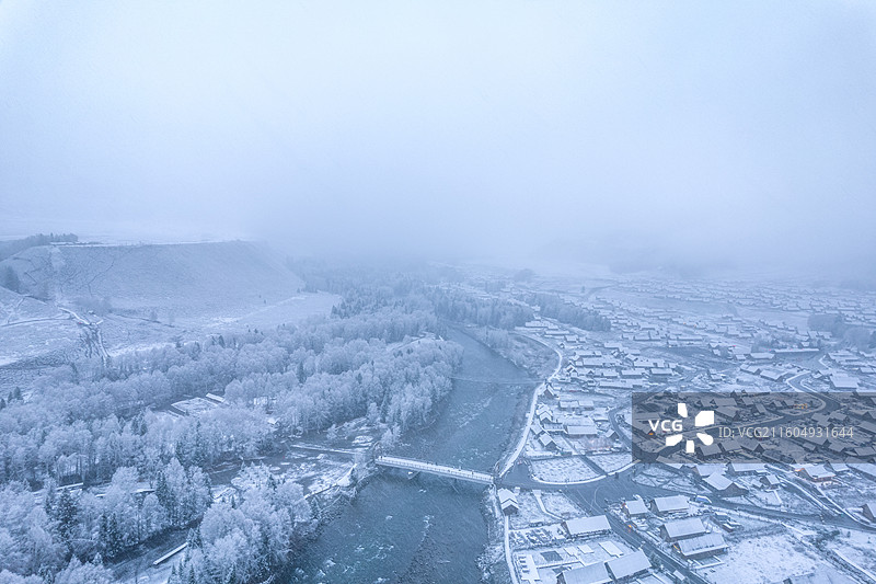 新疆阿勒泰禾木乡 小木屋 雪景航拍图片素材