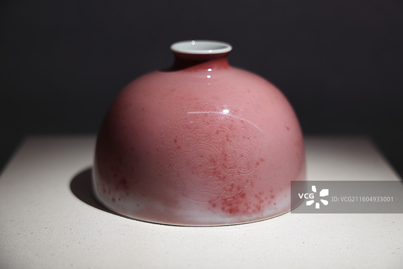 南京博物院展品--豇豆红釉锥刻团螭纹太白尊（清 康熙）图片素材