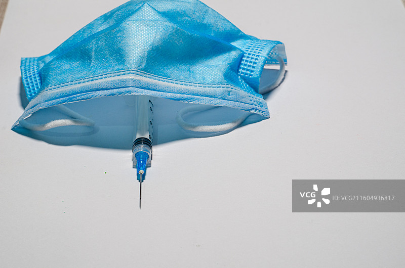 蓝色医用口罩与注射针管图片素材
