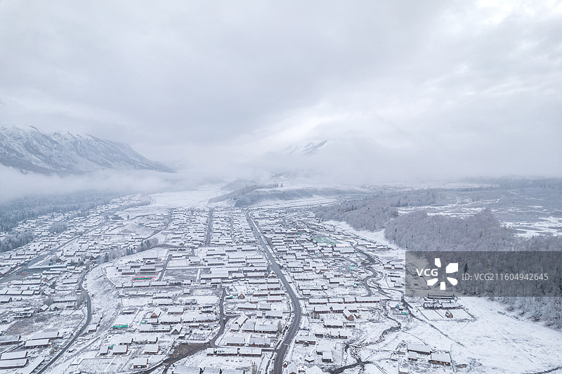 新疆阿勒泰禾木乡 小木屋 雪景航拍图片素材