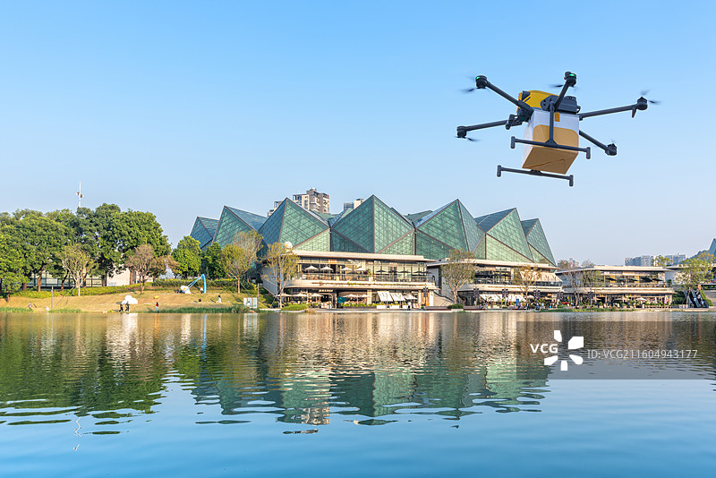 深圳城市建筑和无人机送货，无人机送餐，低空经济和新质生产力概念图片素材