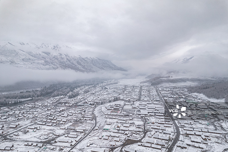 新疆阿勒泰禾木乡 小木屋 雪景航拍图片素材