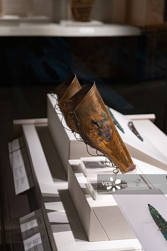 帕特雷考古博物馆藏一对青铜护胫甲图片素材