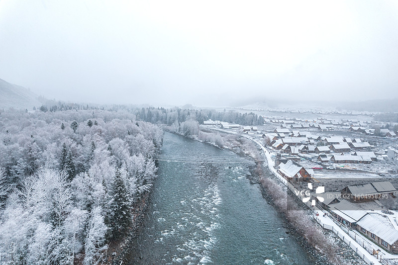 新疆阿勒泰禾木乡 小木屋 雪景航拍图片素材