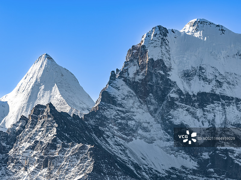 稻城亚丁仙乃日央迈勇神山同框特写航拍图片素材