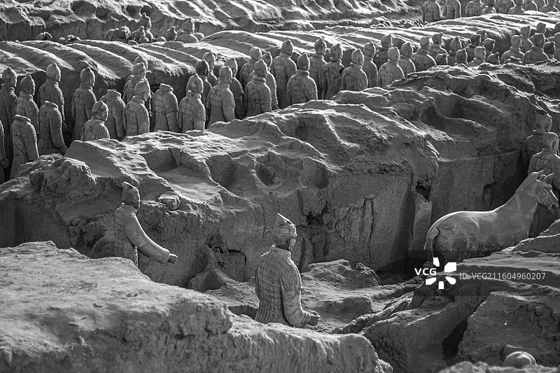 陕西西安秦始皇帝陵博物院展出的秦代 秦始皇兵马俑一号坑 人和马(黑白)图片素材