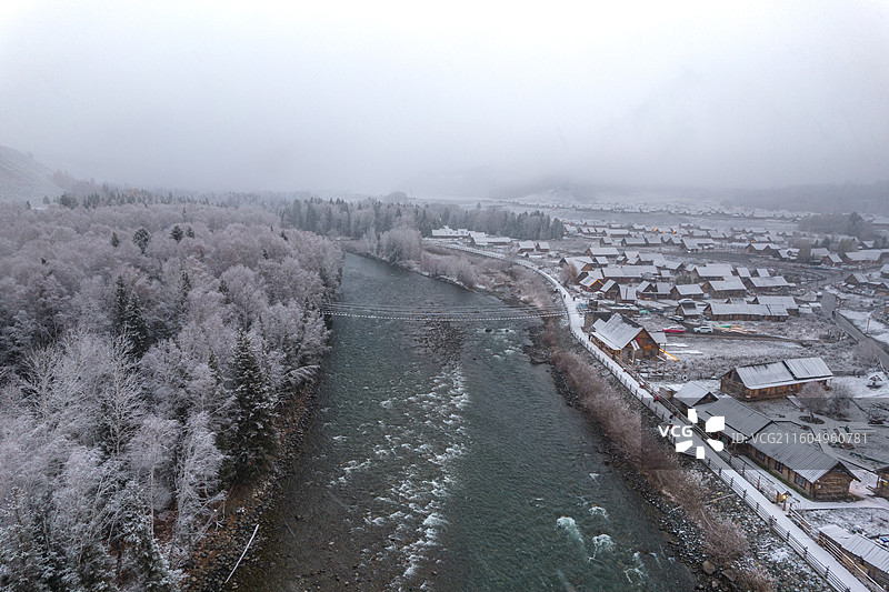 新疆阿勒泰禾木乡 小木屋 雪景航拍图片素材