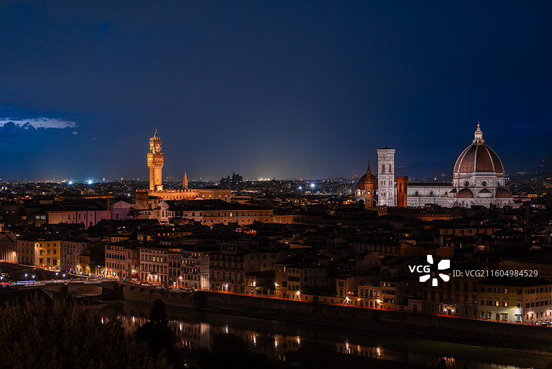 佛罗伦萨夜景全景圣母百花大教堂旧宫图片素材