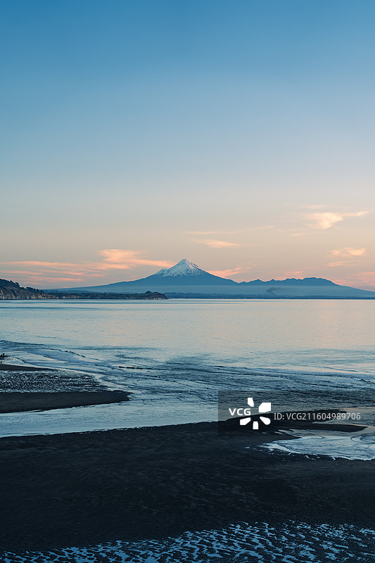 黄昏下的塔拉纳基山图片素材