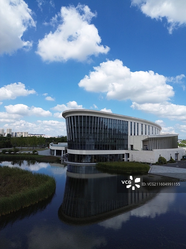 蓝天白云下的城市风光，上海奉贤新城地标性建筑，九棵树未来艺术中心，森林剧场图片素材