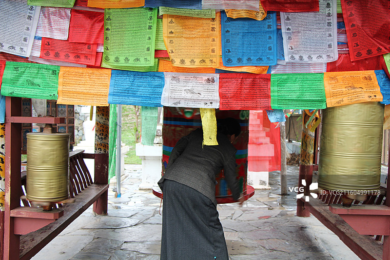 九寨沟藏族转经筒的人图片素材