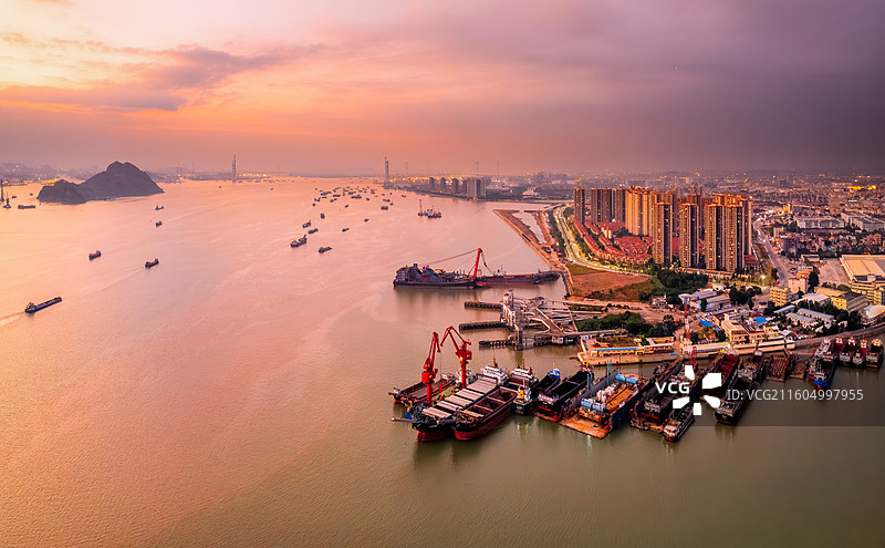 晚霞中繁忙的狮子洋虎门水道图片素材