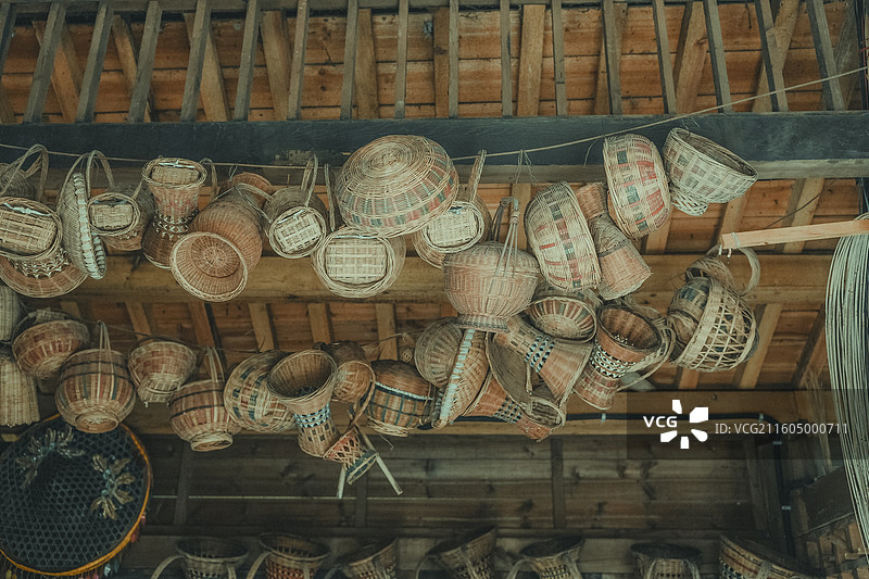 湖北省宜昌市三峡人家风景区，三峡人家，竹编，竹编艺人，竹篓，藤编，师傅，匠人，手艺人，手工艺，纯手工图片素材