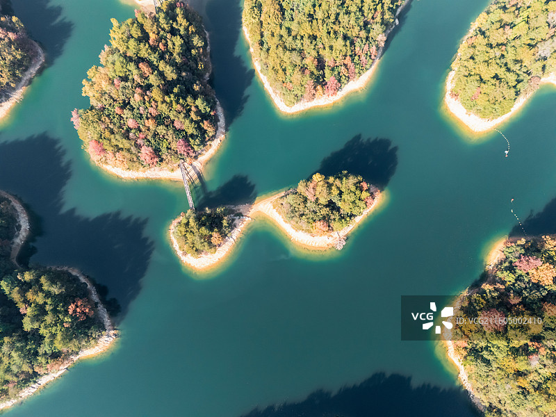 杭州千岛湖红叶湾，碧蓝湖泊上的岛屿秋叶泛红图片素材
