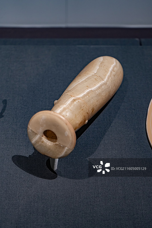 塞萨洛尼基考古博物馆藏雪花石膏香油瓶图片素材