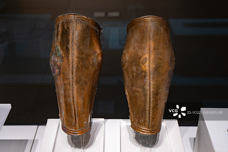 帕特雷考古博物馆藏一对青铜护胫甲图片素材
