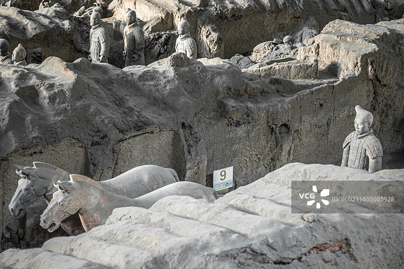 陕西西安秦始皇帝陵博物院展出的秦代 秦始皇兵马俑一号坑 人和马(彩色)图片素材