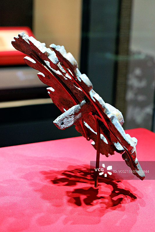 北京市丰台区，北京大葆台遗址博物馆（大葆台西汉墓遗址）馆藏鎏金铜铺首（西汉）图片素材