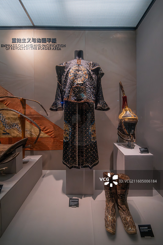 清代正蓝旗金线绣团龙纹鎏金铜钉兵服及统领头盔图片素材