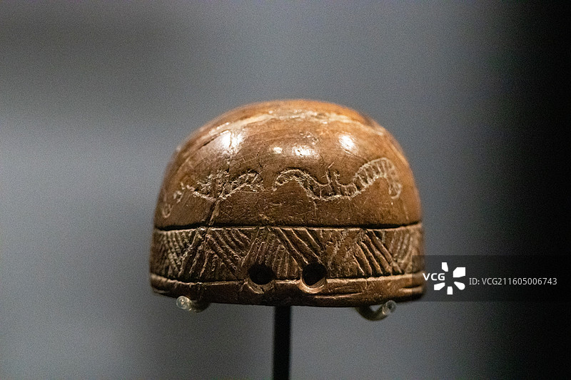 蚕纹象牙端饰  。新石器时代河姆渡文化(距今7000~5300年)。1973-1977年河姆渡遗址出图片素材