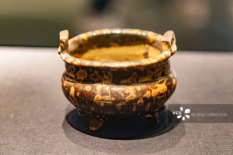 南宋-黑釉玳瑁纹鼎式炉 江西省博物馆图片素材
