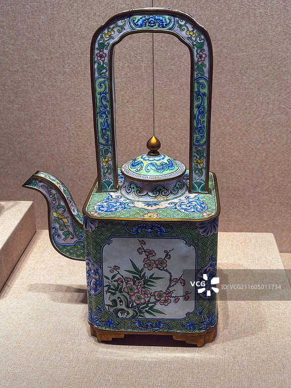中国茶叶博物馆藏清铜胎画珐琅花卉纹提梁壶图片素材