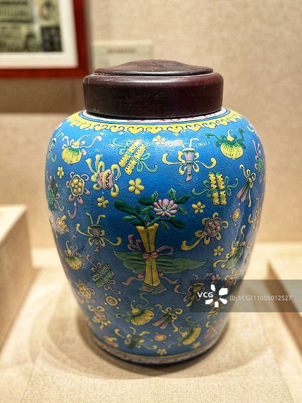 中国茶叶博物馆藏清紫砂粉彩杂宝纹茶叶罐图片素材