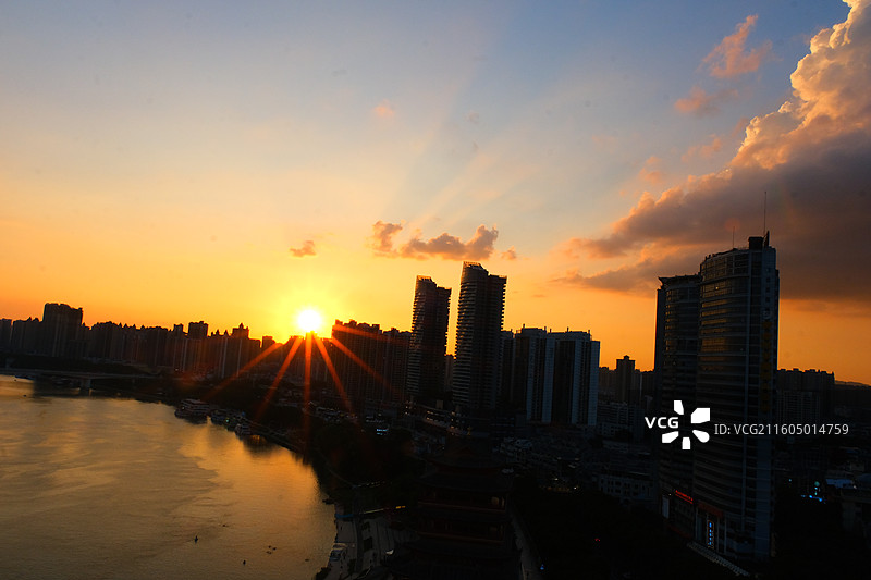 广西南宁夕阳日落下的城市风光图片素材