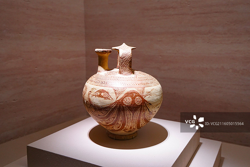 希腊国家考古博物馆藏来自阿提卡地区公元前12世纪“繁复海洋风格”的马镫柄陶罐图片素材