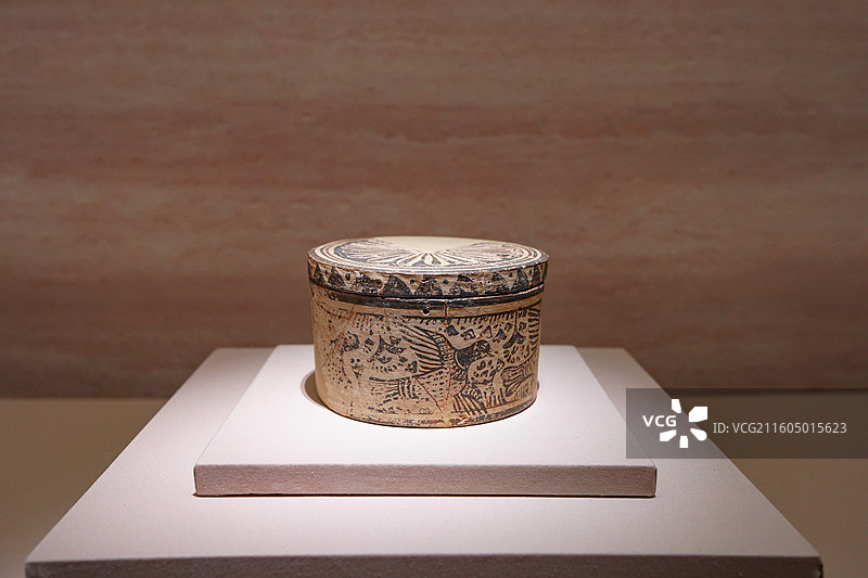 希腊国家考古博物馆藏公元前14世纪圆陶盒图片素材