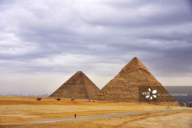 埃及开罗吉萨大金字塔遗址群埃及金字塔图片素材