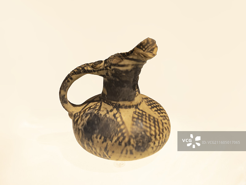 早期基克拉迪文化罕见的留有镀银残迹的陶罐 早期基克拉迪文化二期 希腊国家考古博物馆图片素材