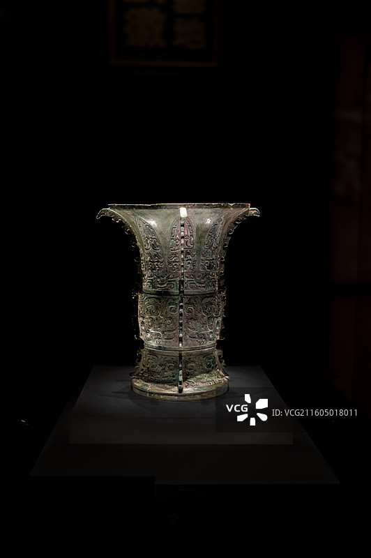 麻于铜尊（西周早期），本器外壁有四道纵向长扉，颈部饰蝉纹和鸟纹，纹饰精美繁缛，是这一时期青铜器精品。图片素材